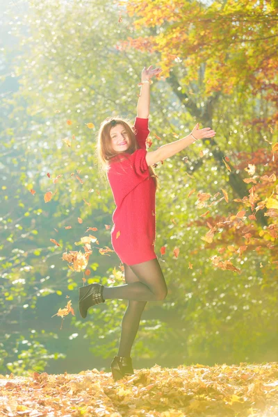 葉と遊ぶ女性. — ストック写真