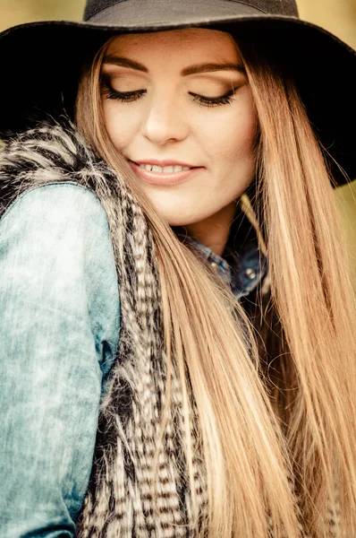 Menina bonita no parque — Fotografia de Stock