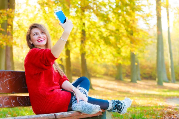 Menina encantadora com smartphone tirando foto selfie . — Fotografia de Stock