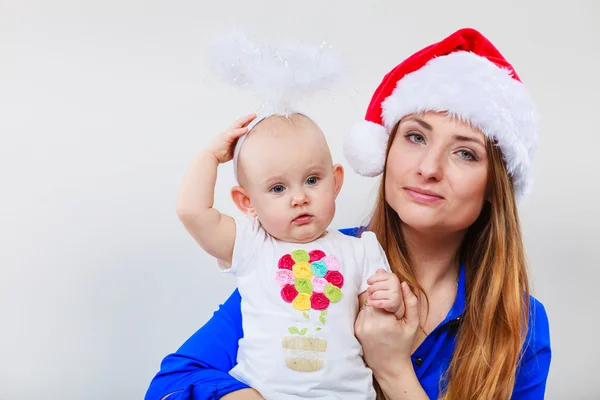 Christmas kvinna med söt baby. — Stockfoto