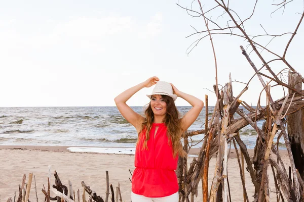 Jovem encantadora na praia . — Fotografia de Stock