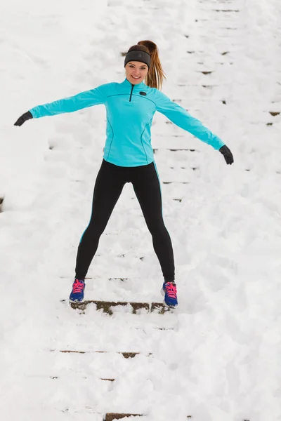 年轻的女士，在雪上乐趣. — 图库照片
