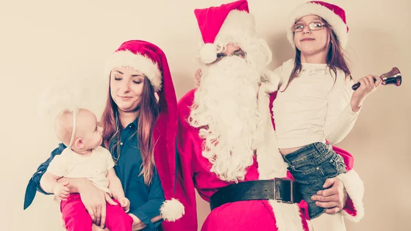Gelukkige familie samen met Santa Claus. — Stockfoto