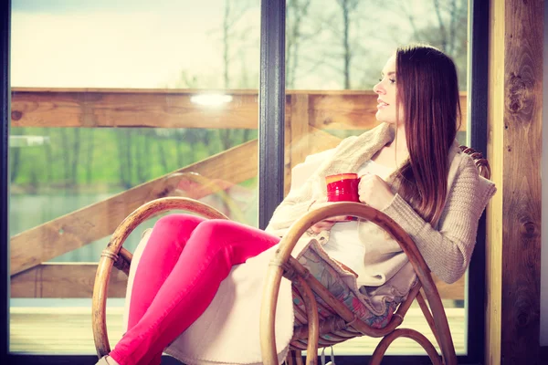 Mujer sentada en silla relajándose en casa — Foto de Stock