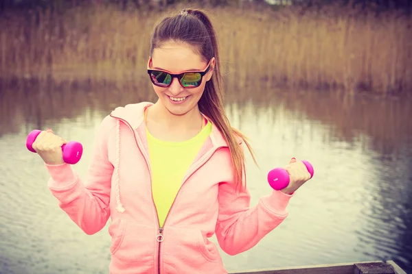 Kadın açık dumbbells ile egzersiz — Stok fotoğraf