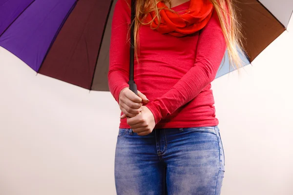 Mulher de pé sob guarda-chuva multicolorido — Fotografia de Stock