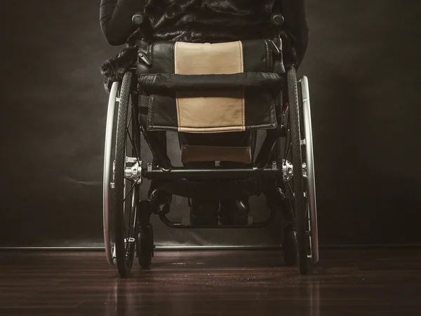 Ragazza seduta sulla sedia a rotelle . — Foto Stock