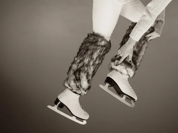 Kvinnan ben bär skridskor päls strumpor, skridskor — Stockfoto
