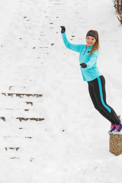 Jeune fille sautant sur la neige . — Photo