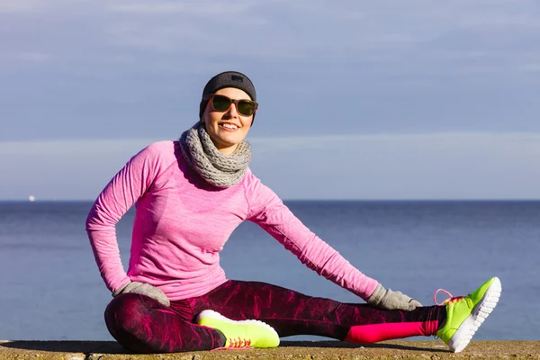 Vrouw fitness sport meisje opleiding buiten bij koud weer — Stockfoto