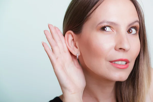 Gossip Girl tjuvlyssnar från hand till öra. — Stockfoto