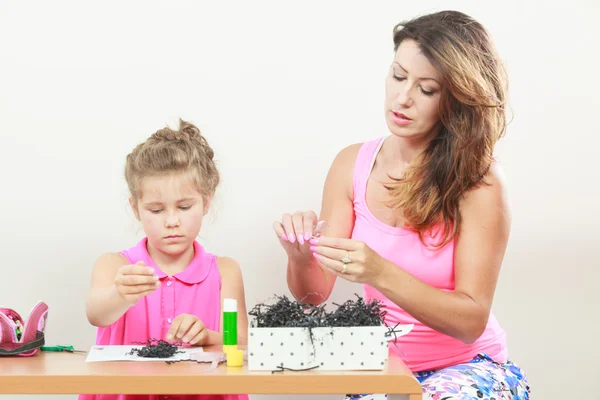 Kleines Mädchen arbeiten mit Mama — Stockfoto