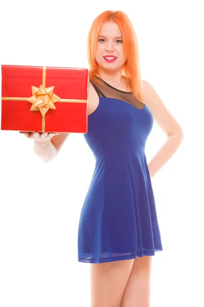 Vakantie liefde geluk concept - meisje met geschenkdoos — Stockfoto