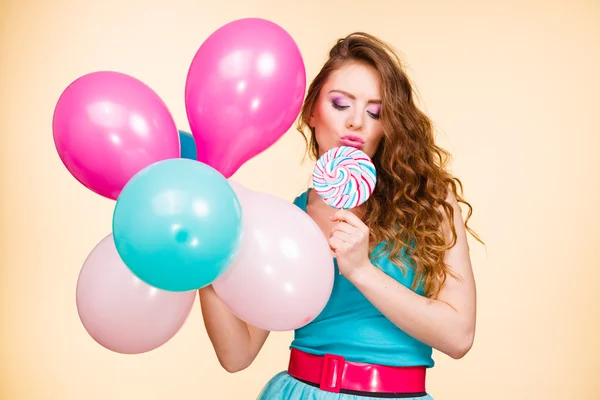 Frau mit bunten Luftballons und Lutscher — Stockfoto