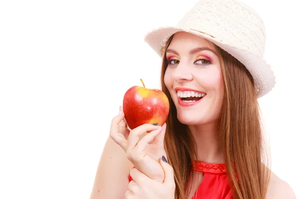 Mulher chapéu de verão maquiagem colorida detém fruta de maçã — Fotografia de Stock