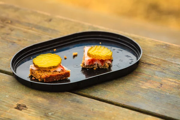 Sneetjes brood buiten op houten tafel — Stockfoto