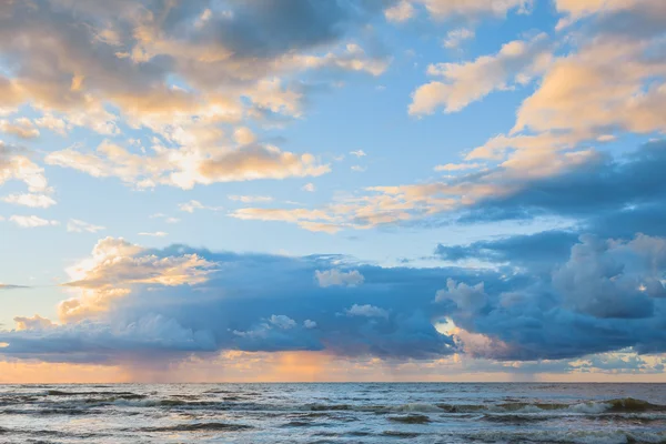 Schöner Sonnenuntergang mit Wolken über der Ostsee — Stockfoto