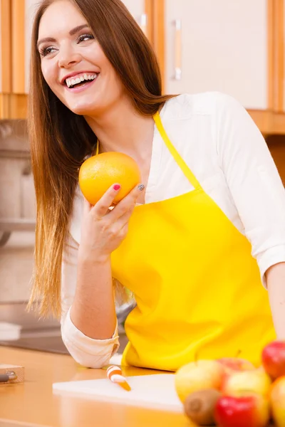 Vrouwelijke kok bedrijf fruit. — Stockfoto