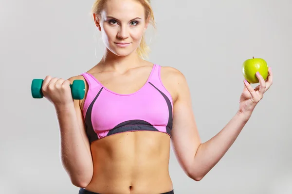 Cuerpo en forma de dieta. Chica sostiene mancuernas y fruta de manzana —  Fotos de Stock