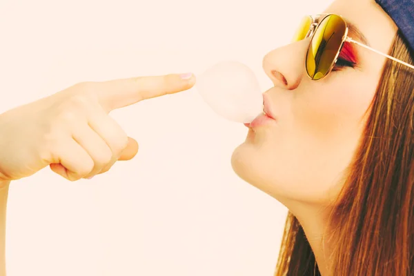 Mulher fazendo bolha com chiclete — Fotografia de Stock