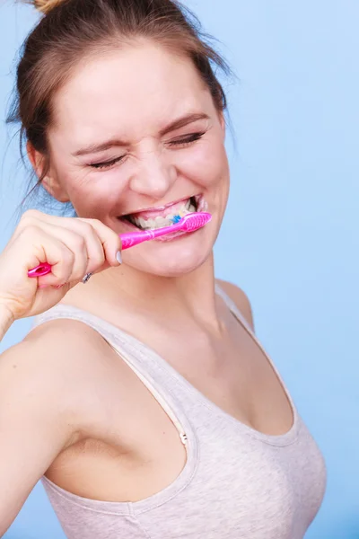 Femme brossant les dents de nettoyage — Photo