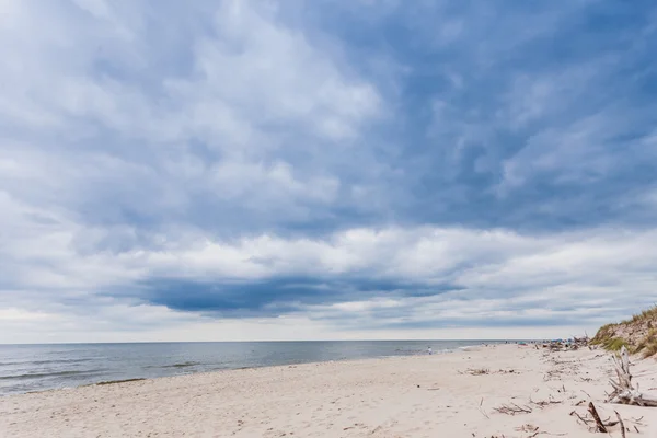 Morze Bałtyckie z piaszczystej plaży — Zdjęcie stockowe