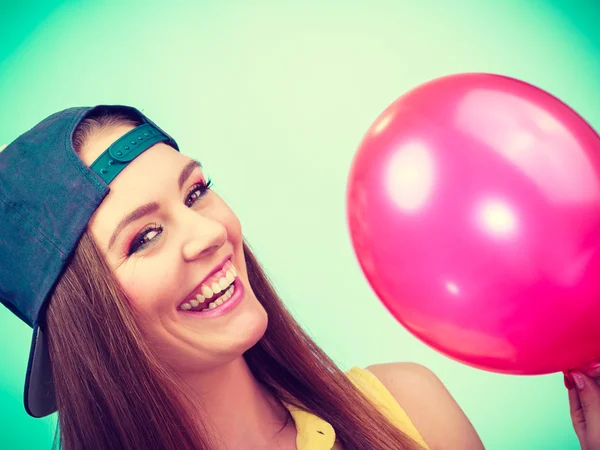 Boldog tinédzser lány piros léggömb. — Stock Fotó