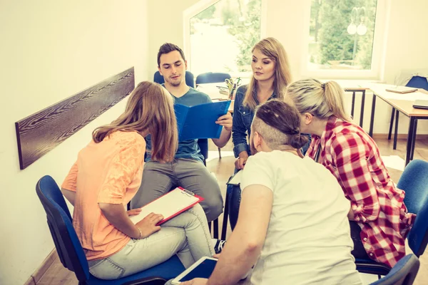 Groupe de personnes étudiants travaillant ensemble — Photo