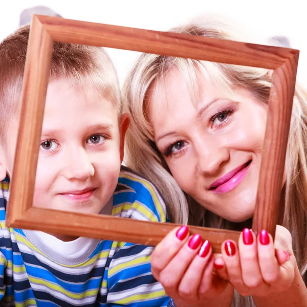 Mère et fils jouent avec le cadre vide . — Photo