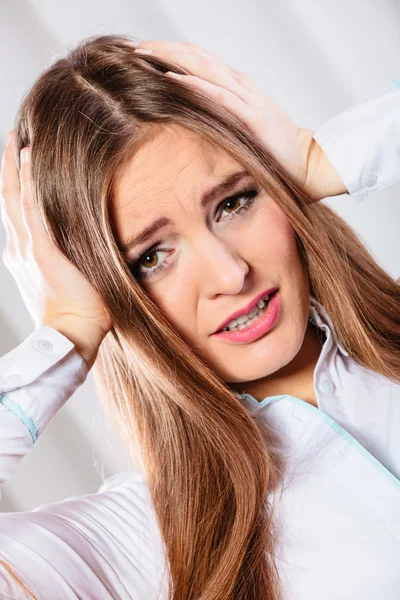 Mujer estresada en camisa blanca con dolor de cabeza —  Fotos de Stock