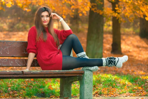 Menina beleza no tempo outonal relaxar ao ar livre . — Fotografia de Stock