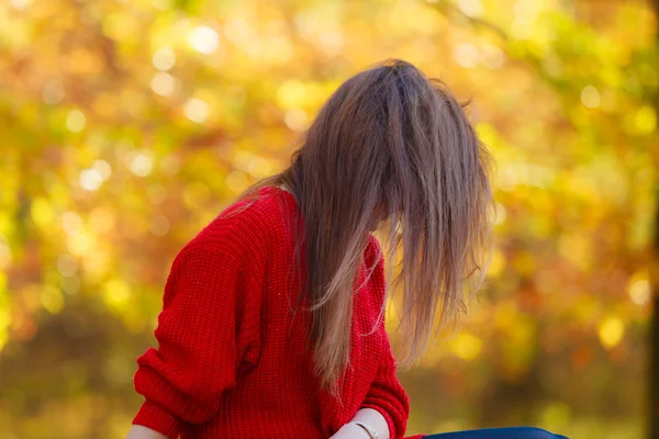 Beauté fille à l'automne temps se détendre en plein air . — Photo