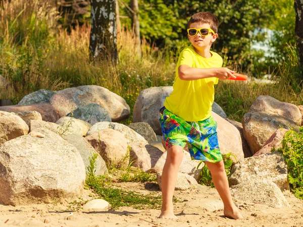 Liten pojke leker med frisbee disc. — Stockfoto