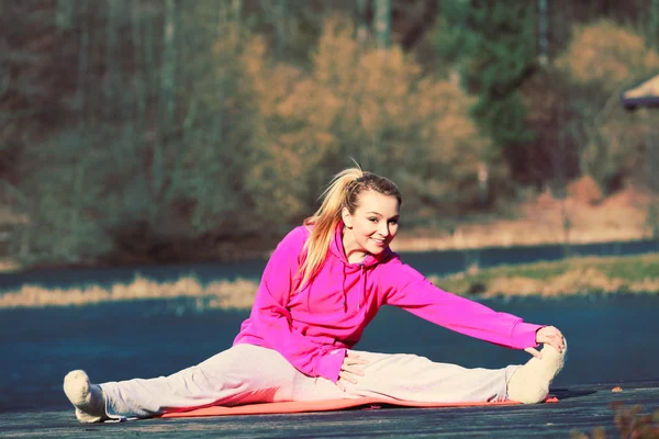 Meisje trein buiten in park. — Stockfoto