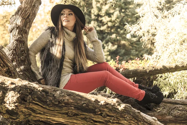 Schöne herbstliche Frau im Park — Stockfoto