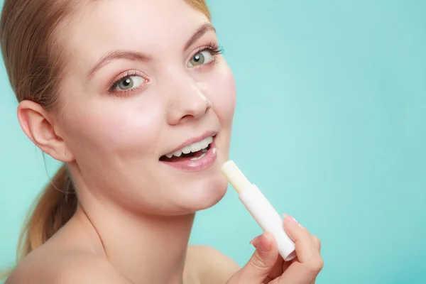 Mujer aplicando bálsamo para los labios —  Fotos de Stock