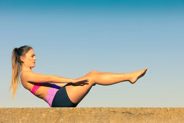 Mujer haciendo ejercicios deportivos al aire libre junto al mar — Foto de Stock