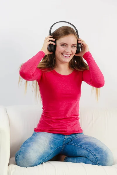 Ragazza felice ascoltando musica . — Foto Stock