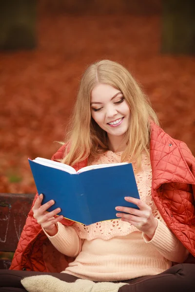 Senhora leitura livro azul . — Fotografia de Stock