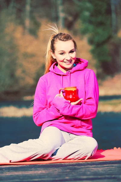 Chica en el parque sosteniendo taza . — Foto de Stock