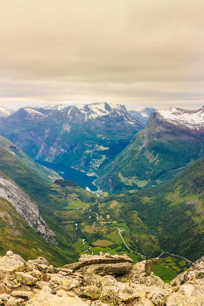 Ver en Geirangerfjord desde el mirador Dalsnibba en Noruega —  Fotos de Stock