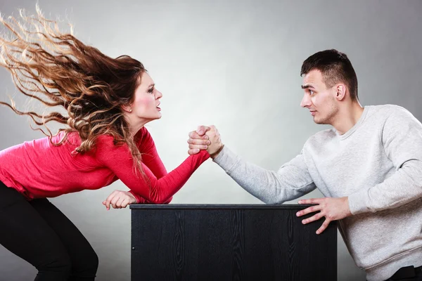 Arm wrestling challenge between young couple — Stock Photo, Image