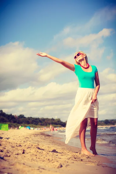 Atrakcyjna kobieta na plaży. — Zdjęcie stockowe