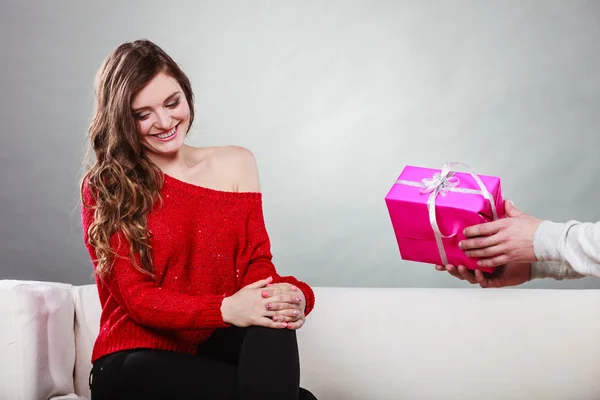 Feliz casal romântico com presente — Fotografia de Stock