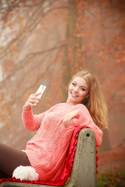 Jeune femme avec téléphone portable . — Photo