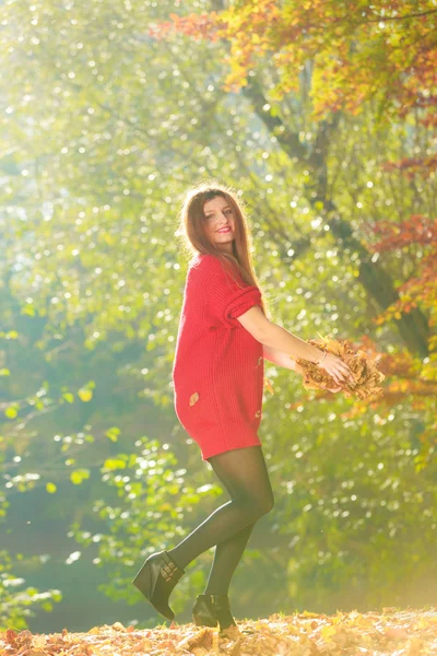 Chica animadora con hojas . — Foto de Stock