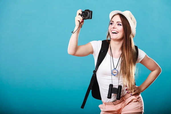 Mujer turista tomando fotos con cámara — Foto de Stock