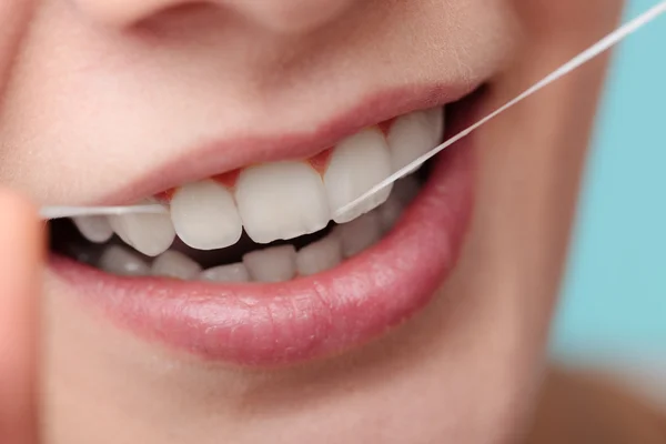 Kvinna leende med tandtråd. — Stockfoto