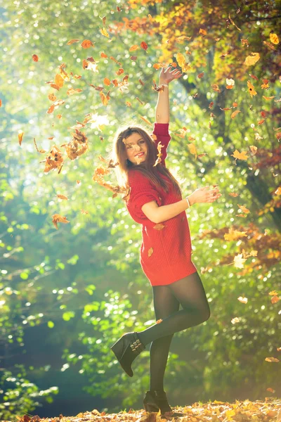遊び心のある女性が屋外で遊んでの葉します。. — ストック写真