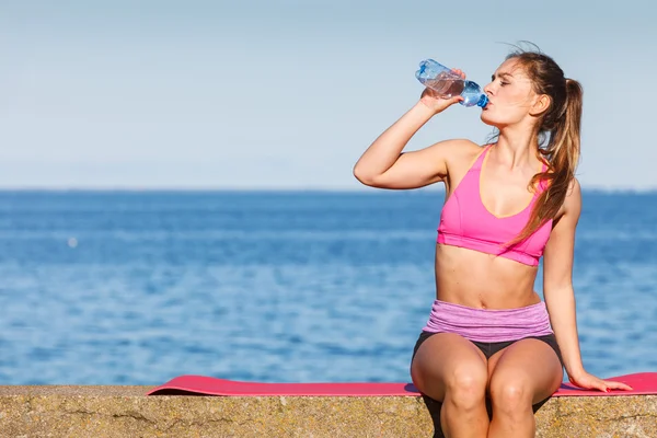 Frau trinkt Wasser nach Sport im Freien — Stockfoto